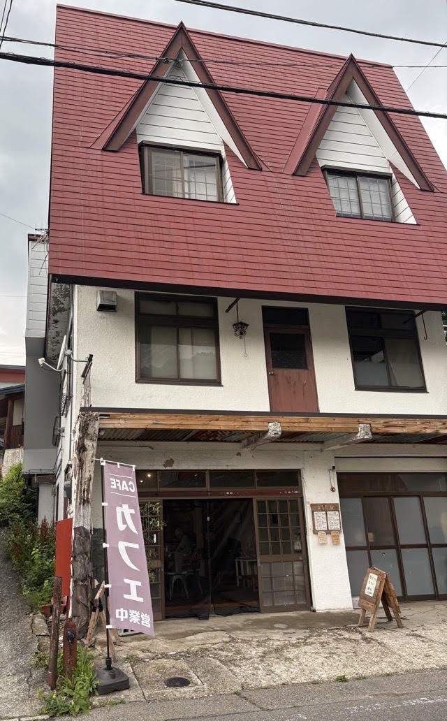 店舗外観（赤い屋根）